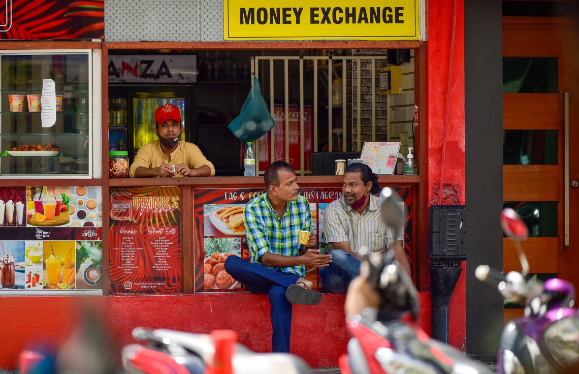 ހެންވޭރުގައި ހުންނަ ކެފޭއަކުން ހިދުމަތް ހޯދާ ބަޔަކު މާސްކް ނާޅާ ތިބިއިރު، އެ ތަނުގައި ހިދުމަތް ދޭން ހުރި މީހާ ވެސް އެ ފެންނަނީ ދަތްދޮޅިއާ ހަމައަށް މާސްކް ތިރިކޮށްފައިވާ ތަން: މިއީ ކެފޭ/ރެސްޓޯރަންޓުތަކާއި ފިހާރަތަކުން ފެންނަ ވަރަށް އާންމު މަންޒަރެއް.---ފޮޓޯ: އަހުމަދު އަވްޝަން/މިހާރު