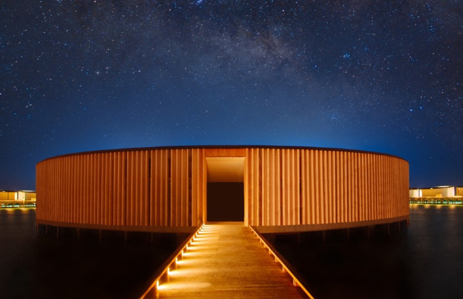 ރާއްޖޭގައި ހުޅުވި ރިޒް ކާލްޓަން ރިސޯޓު. އެ ރިސޯޓުން ސާވިސް ޗާޖުގެ ގޮތުގައި 23،000ރ. މުވައްޒަފުންނަށް ބަހާފައިިވޭ--ފޮޓޯ:ރިޒް ކާލްޓަން