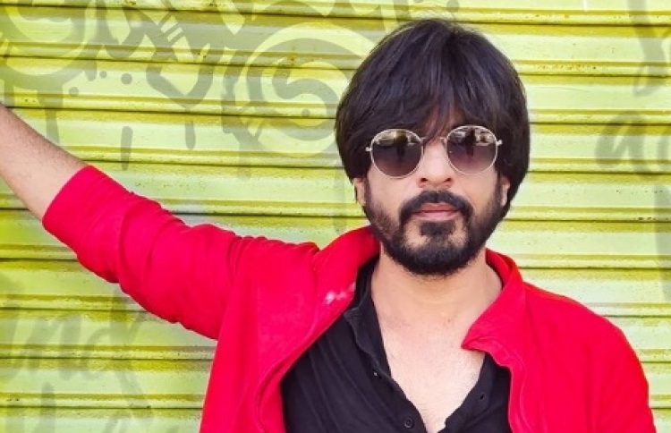 މިއީ ޝާހްރުކެއް ނޫން، އޭނާގެ ބޮޑު ފޭނެއް