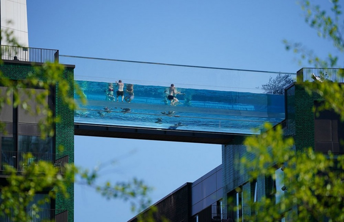 ލަންޑަނުގައި ދެ އިމާރާތެއް ޕޫލަކުން ގުޅުވާލައިފި