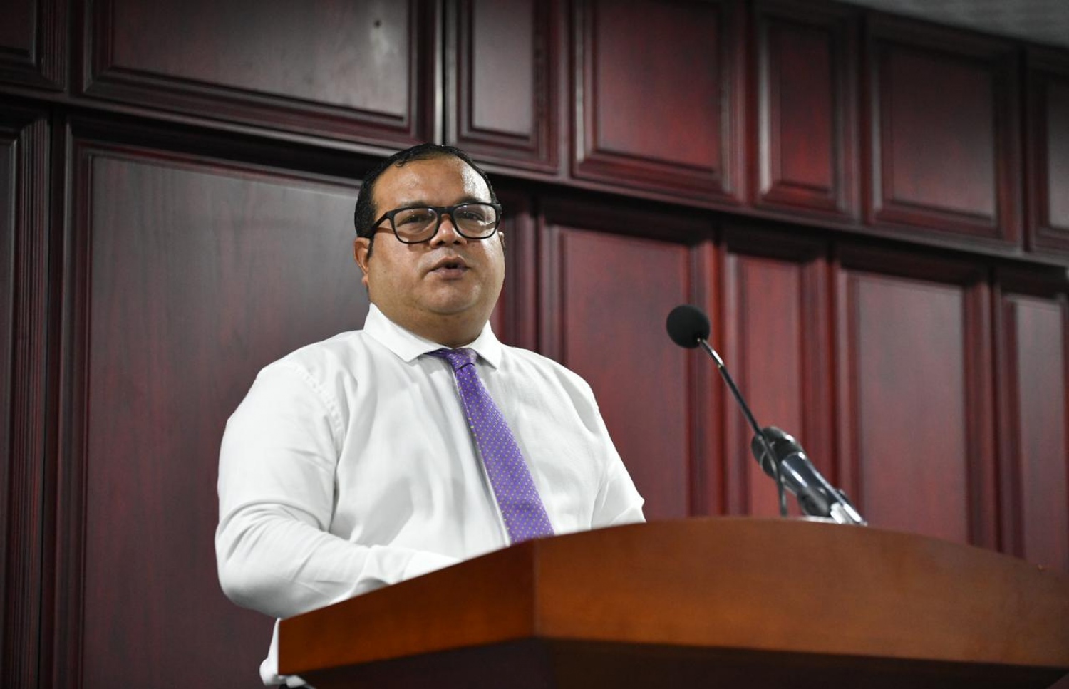 241 ކޮމިޓީގެ މުގައްރިރު އަސްލަމް މިއަދު ނޫސްވެރިންނާ ވާހަކަ ދައްކަވަނީ.--ފޮޓޯ: މަޖިލީހުގެ އިދާރާ