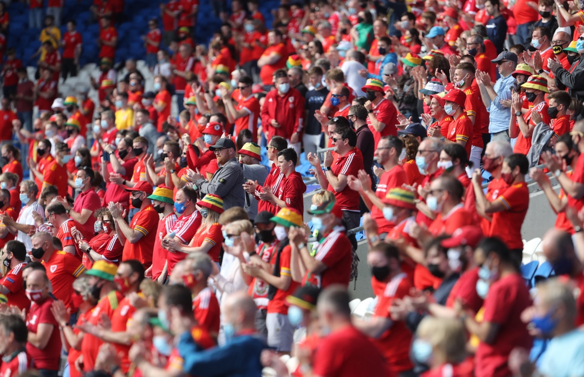 ވޭލްސް، ޖޫން 5، 2021: ޔޫރޯ 2020 އަށް ތައްޔާރުވުމުގެ ގޮތުން އަލްބޭނިއާއާ ދެކޮޅަށް ކުޅުނު މެޗުގައި ވޭލްސްގެ ސަޕޯޓަރުން ތަރުހީބު ދެނީ. --ފޮޓޯ:އޭއެފްޕީ