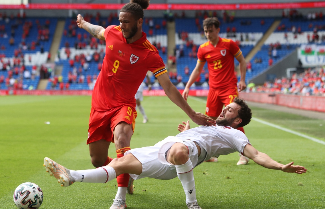 ވޭލްސް، ޖޫން 5، 2021: ޔޫރޯ 2020 އަށް ތައްޔާރުވުމުގެ ގޮތުން ވޭލްސްއާ ދެކޮޅަށް ކުޅުނު މެޗުގައި އަލްބޭނިއާގެ މިޑްފީލްޑަރު ކެއިޑީ (ރ) ބޯޅަ ހޯދަން މަސައްކަތް ކުރަނީ. --ފޮޓޯ:އޭއެފްޕީ