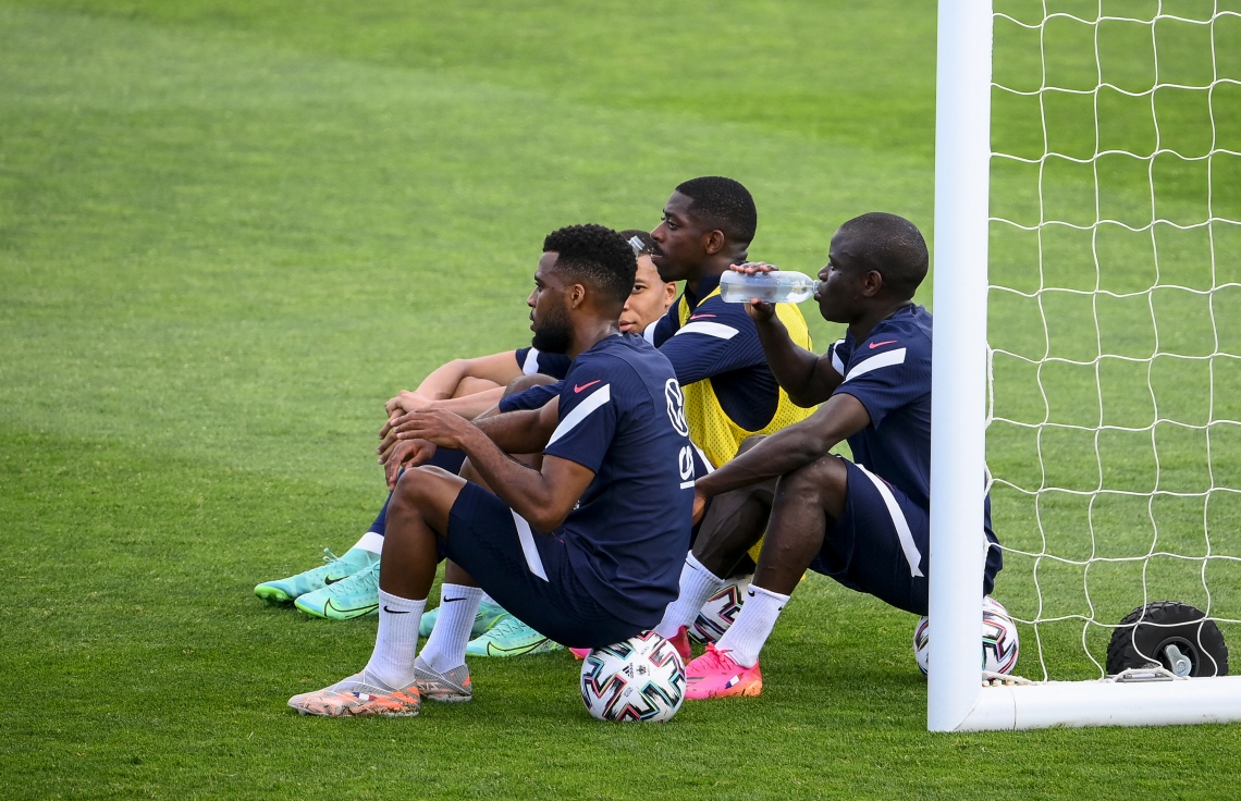 ޕެރިސް، ޖޫން 5، 2021: ޔޫރޯ 2020 އަށް ތައްޔާރުވުމުގެ ގޮތުން ފްރާންސް ޓީމުން ބޭއްވި ތަމްރީނުތަކުގައި ބައެއް ކުޅުންތެރިން ދަނޑުގައި އިށީނދެލައިގެން. --ފޮޓޯ:އޭއެފްޕީ