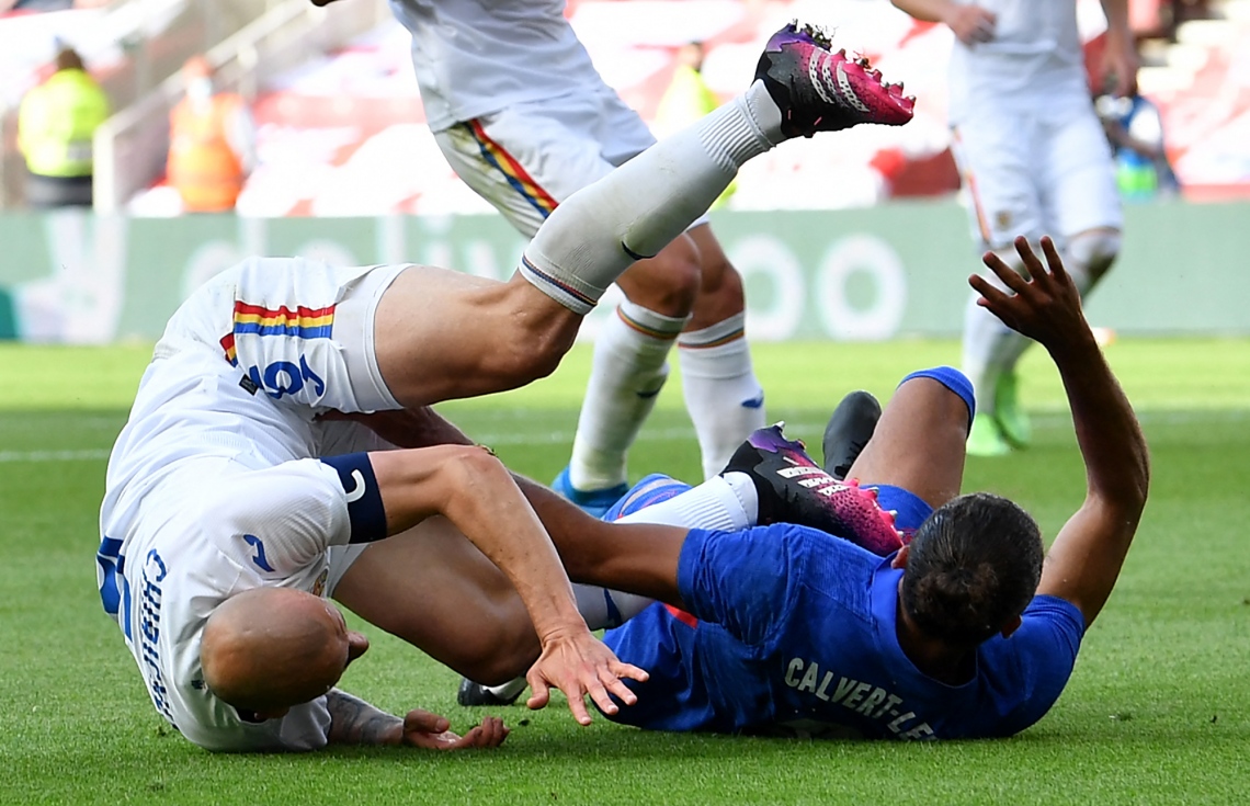 މިޑްލްސްބަރާ، ޖޫން 6، 2021: ޔޫރޯ 2020 އަށް ތައްޔާރުވުމުގެ ގޮތުން އިންގްލެންޑާއި ރުމޭނިއާ ކުޅުނު އެކުވެރިކަމުގެ މެޗުގެ ތެރެއިން. --ފޮޓޯ:އޭއެފްޕީ