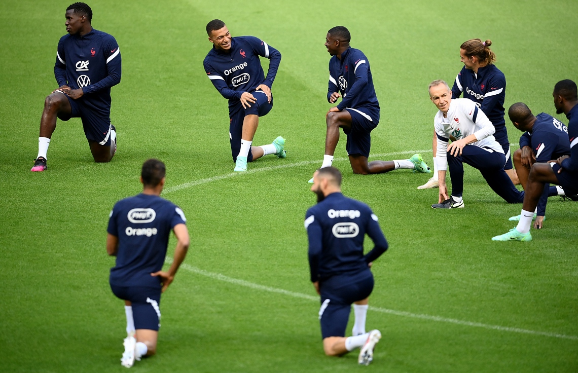 ޕެރިސް، ޖޫން 7، 2021: ޔޫރޯ 2020 އަށް ތައްޔާރުވުމުގެ ގޮތުން ބަލްގެރިއާއާ ދެކޮޅަށް ކުޅުނު އެކުވެރިކަމުގެ މެޗުގެ ކުރިން ފްރާންސްގެ ކުޅުންތެރިން ތަމްރީނުތައް ކުރިއަށް ގެންދަނީ. --ފޮޓޯ:އޭއެފްޕީ