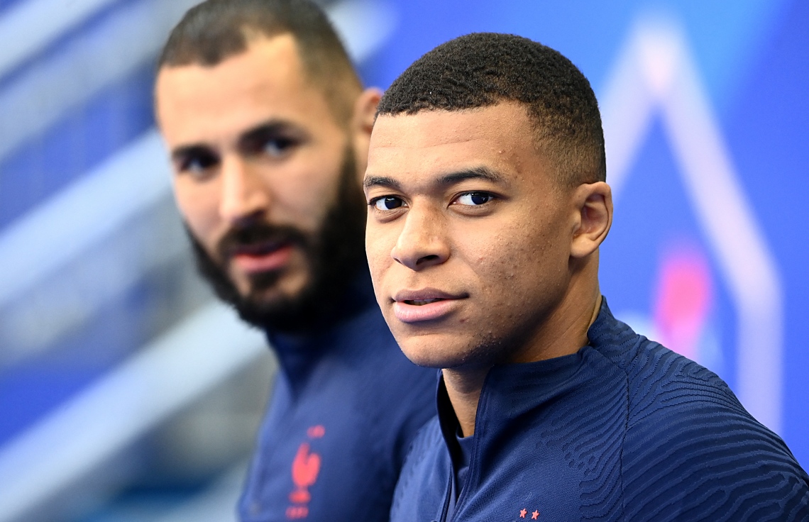 ޕެރިސް، ޖޫން 7، 2021: ޔޫރޯ 2020 އަށް ތައްޔާރުވުމުގެ ގޮތުން ބަލްގޭރިއާއާ ދެކޮޅަށް ކުޅުނު އެކުވެރިކަމުގެ މެޗުގެ ކުރިން ފްރާންސްގެ ފޯވާޑް ކަރީމް ބެންޒަމާ (ވ) އާއި ކިލިއަން އެމްބާޕޭ. --ފޮޓޯ:އޭއެފްޕީ