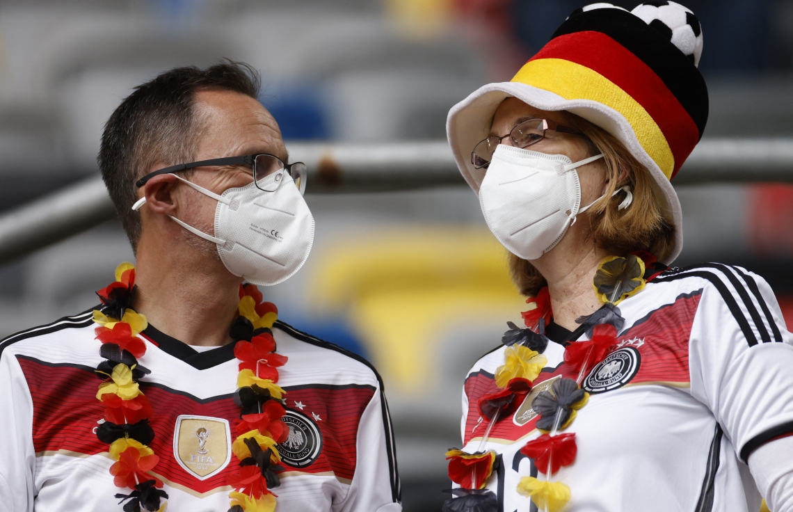 ޑުސެޑޯފް، ޖޫން 7: ޔޫރޯ 2020 އަށް ތައްޔާރުވުމުގެ ގޮތުން ޖަރުމަނާއި ލެޓްވިއާ ކުޅުނު އެކުވެރިކަމުގެ މެޗުގައި ޖަރުމަނުގެ ދެ ސަޕޯޓަރުން: އެ މެޗު 7-1 އިން ކާމިޔާބު ކުރީ ޖަރުމަން. --ފޮޓޯ:އޭއެފްޕީ