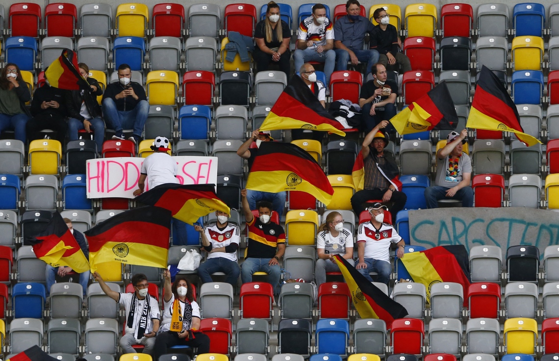 ޑުސެޑޯފް، ޖޫން 7: ޔޫރޯ 2020 އަށް ތައްޔާރުވުމުގެ ގޮތުން ޖަރުމަނާއި ލެޓްވިއާ ކުޅުނު މެޗުގައި ޖަރުމަނުގެ ސަޕޯޓަރުން ތަރުހީބު ދެނީ: އެ މެޗު 7-1 އިން ކާމިޔާބު ކުރީ ޖަރުމަން. --ފޮޓޯ:އޭއެފްޕީ