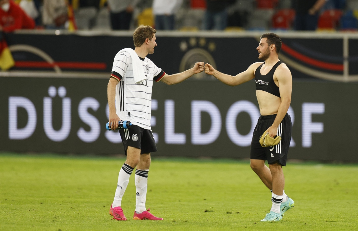 ޑުސެޑޯފް، ޖޫން 7: ޔޫރޯ 2020 އަށް ތައްޔާރުވުމުގެ ގޮތުން ޖަރުމަނާއި ލެޓްވިއާ ކުޅުނު އެކުވެރިކަމުގެ މެޗުގައި ޖަރުމަނުގެ ފޯވާޑް ތޯމަސް މުލާ (ވ) އާއި މިޑްފީލްޑަރު ކެވިން ވޮލޭންޑް ސަލާމް ކުރަނީ: އެ މެޗު 7-1 އިން ކާމިޔާބު ކުރީ ޖަރުމަން. --ފޮޓޯ:އޭއެފްޕީ