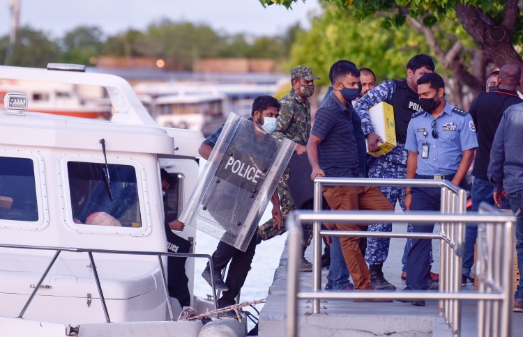 ޖަލުންް އަނިޔާވީ އަމިއްލައަށް ބޯ ފަޅާލި މީހަކަށް