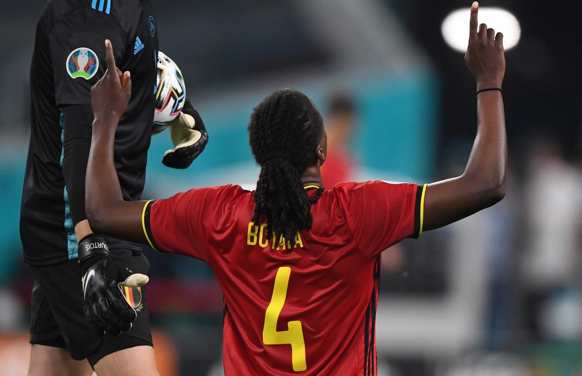 މޮސްކޯ: ޖޫން 13، 2021: ޔޫރޯ 2020 ގެ ބެލްޖިއަމް އަދި ރަޝިއާ ބައްދަލުކުރި މެޗު ނިންމާލުމަށްފަހު ބެލްޖިއަމްގެ ޑިފެންޑަރު ބޮޔާޓާ އުފާފާޅުކުރަނީ: މި މެޗުގައި ބެލްޖިއަމް ވަނީ 0-3 އިން ރަޝިޔާ މައްޗަށް ކުރިހޯދާފައި.-- ފޮޓޯ: އޭއެފްޕީ