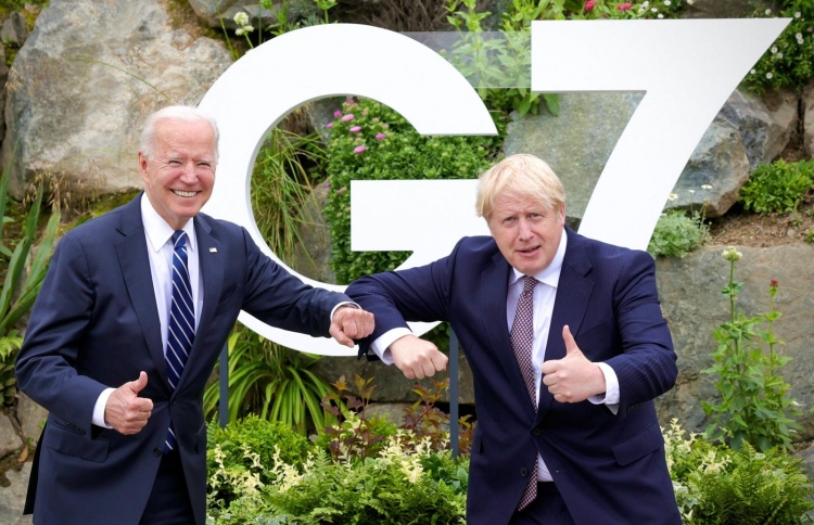 އެމެރިކާގެ ރައީސް ޔޫކޭ ބޮޑުވަޒީރަށް ދެއްވީ ބައިސްކަލެއް