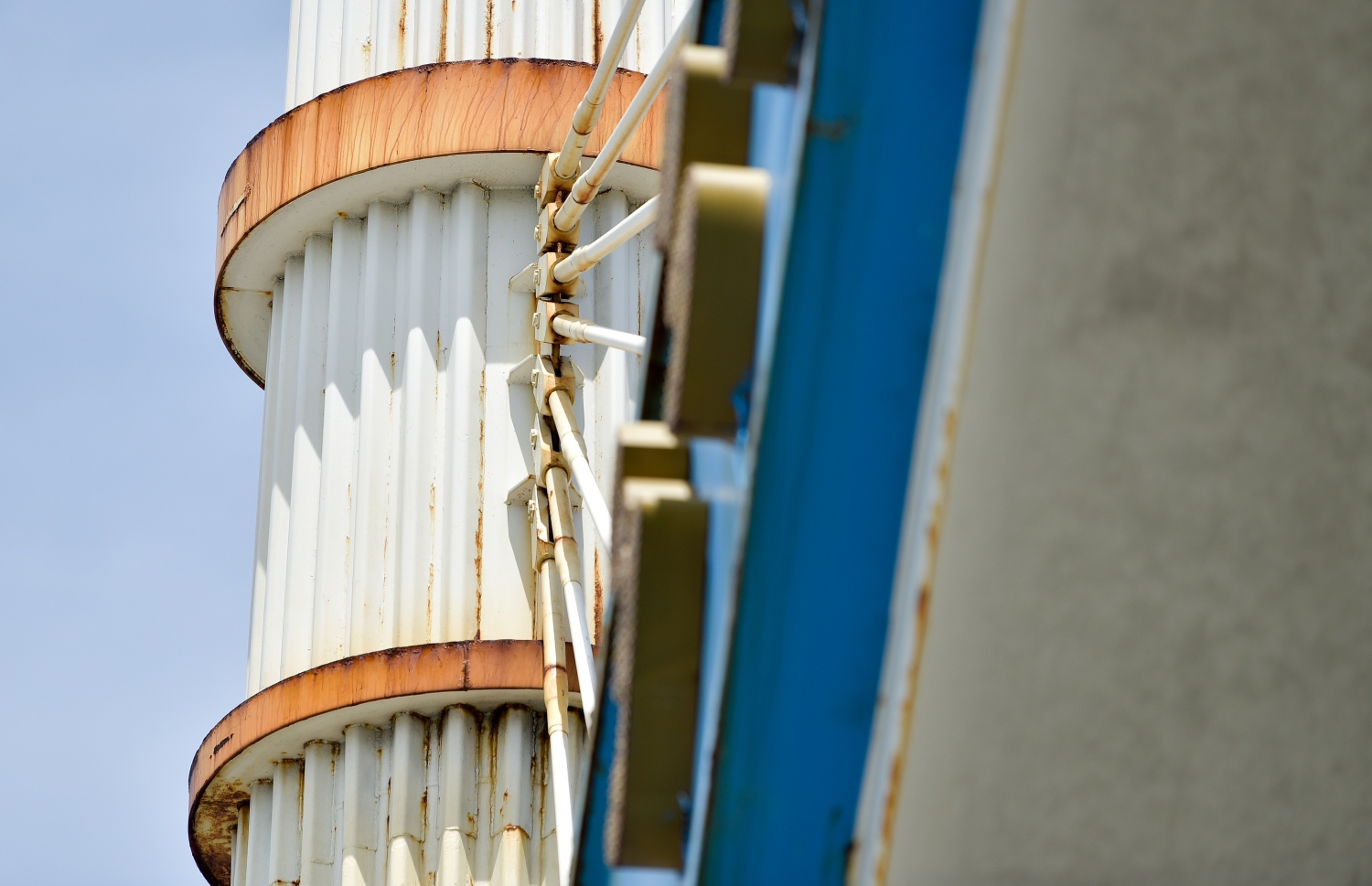 ސިނަމާލެ ބްރިޖުގެ މައި ދޮރޯށީގައި ދަބަރު ފޮޅި، މާލޭގެ މޫނުމަތި ހަޑިވެފައި.-- ފައިލް ފޮޓޯ: ނިޝާން އަލީ | މިހާރު