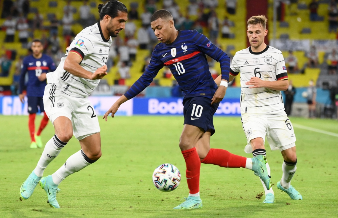 މިއުނިކް: ޖޫން 16، 2021: ޔޫރޯ 2020ގެ ގުރޫޕް އެފްގައި ފްރާންސް އާއި ޖަރުމަން ބައްދަލުކުރި މެޗުގައި ފްރާންސްގެ ފޯވާޑް އެމްބާޕޭ ބޯޅަ ކޮންޓްރޯލް ކުރާއިރު ޖަރުމަނުގެ ޑިފެންޑަރު އެމްރި ކޭން ބޯޅަ ހޯދުމަށް މަސައްކަތް ކުރަނީ: މި މެޗުގައި ޖަރުމަނު އަތުން 0-1 އިން ފްރާންސް ވަނީ މޮޅުވެފައި.-- ފޮޓޯ: އޭއެފްޕީ