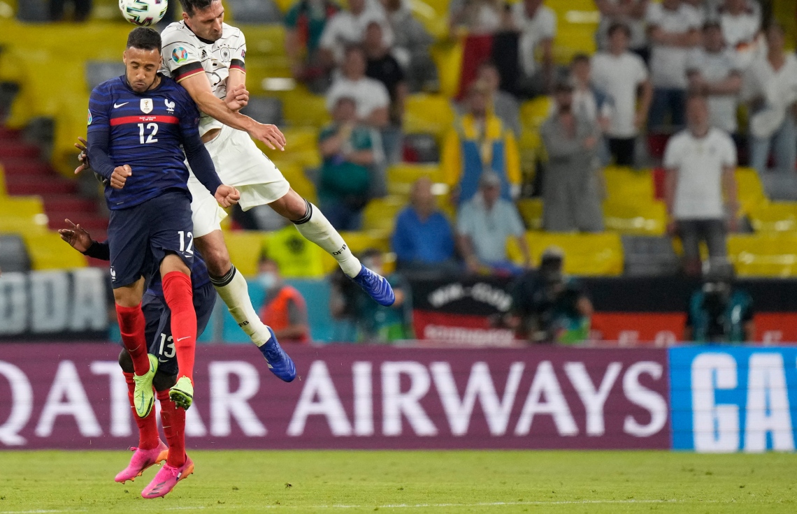 މިއުނިކް: ޖޫން 16، 2021: ޔޫރޯ 2020ގެ ގުރޫޕް އެފްގައި ފްރާންސް އާއި ޖަރުމަން ބައްދަލުކުރި މެޗުގައި ފްރާންސްގެ މިޑްފީލްޑަރު ކޮރެންޓިން ޓޮލީސޯ ބޮލުން ޖެހި ބޯޅަ ޖަރުމަނުގެ މިޑްފީލްޑަރު މެޓްސް ހަމެލްސް މަތަކުރަނީ: މި މެޗުގައި ޖަރުމަނު އަތުން 0-1 ން ފްރާންސް ވަނީ ކުރިހޯދާފައި.-- ފޮޓޯ: އޭއެފްޕީ