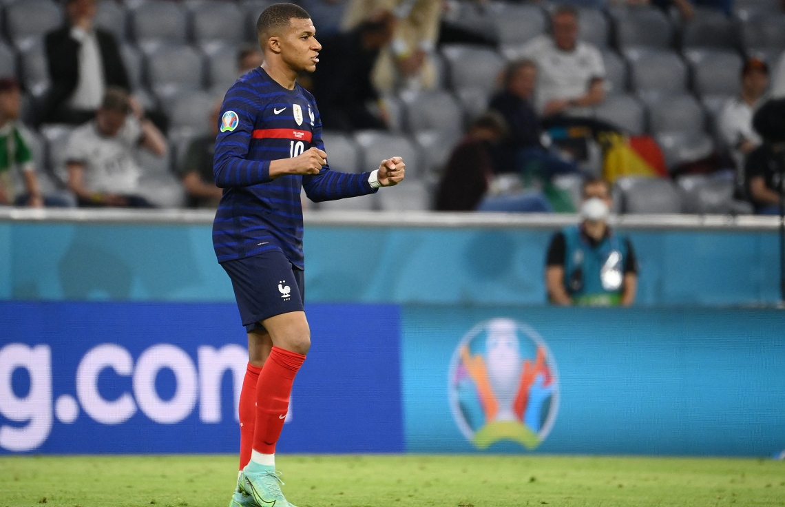 މިއުނިކް: ޖޫން 16، 2021: ޔޫރޯ 2020ގެ ގުރޫޕް އެފްގައި ފްރާންސް އާއި ޖަރުމަން ބައްދަލުކުރި މެޗު ނިންމާލުމަށްފަހު ފްރާންސްގެ ފޯވާޑް އެމްބާޕޭ އުފާފާޅުކުރަނީ: މި މެޗުގައި ޖަރުމަނު އަތުން 0-1 ން ފްރާންސް ވަނީ ކުރިހޯދާފައި.-- ފޮޓޯ: އޭއެފްޕީ