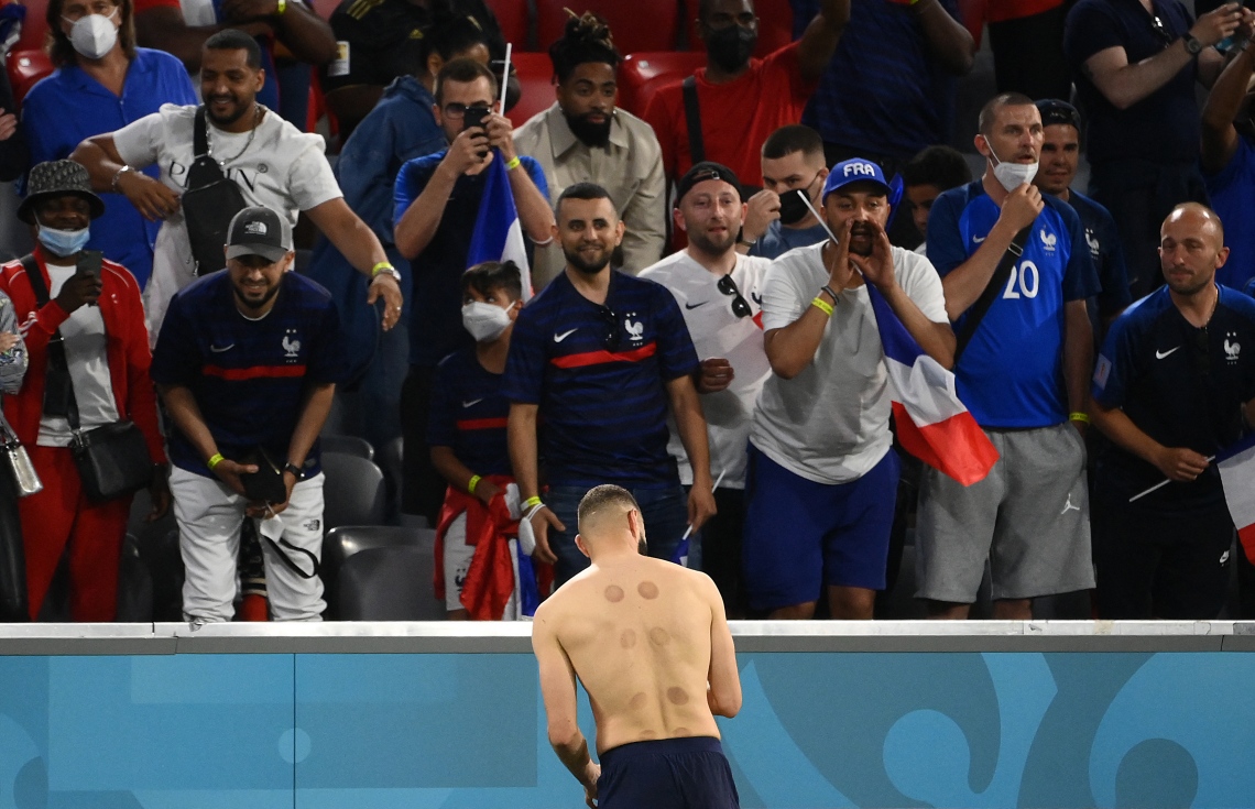 މިއުނިކް: ޖޫން 16، 2021: ޔޫރޯ 2020ގެ ގުރޫޕް އެފްގައި ފްރާންސް އާއި ޖަރުމަން ބައްދަލުކުރި މެޗު ނިންމާލުމަށްފަހު ފްރާންސްގެ ފޯވާޑް ކަރީމް ބެންޒަމާ ސްޕޯޓަރުންނަށް ހިނިތުންވެލަނީ: މި މެޗުގައި ޖަރުމަނު އަތުން 0-1 ން ފްރާންސް ވަނީ ކުރިހޯދާފައި.-- ފޮޓޯ: އޭއެފްޕީ