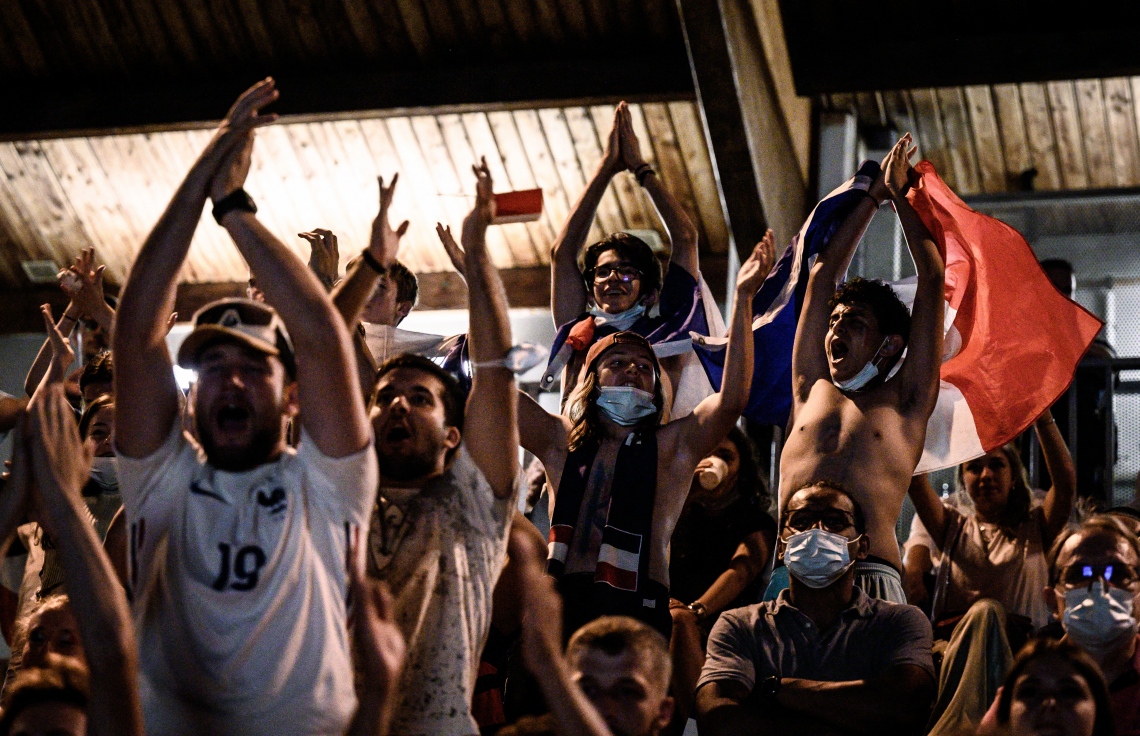 މިއުނިކް: ޖޫން 16، 2021: ޔޫރޯ 2020ގެ ގުރޫޕް އެފްގައި ފްރާންސް އާއި ޖަރުމަން ބައްދަލުކުރި މެޗު ނިންމާލުމުން ފްރާންސްގެ ސްޕޯޓަރުން އުފާފާޅުކުރަނީ: މި މެޗުގައި ޖަރުމަނު އަތުން 0-1 ން ފްރާންސް ވަނީ ކުރިހޯދާފައި.-- ފޮޓޯ: އޭއެފްޕީ