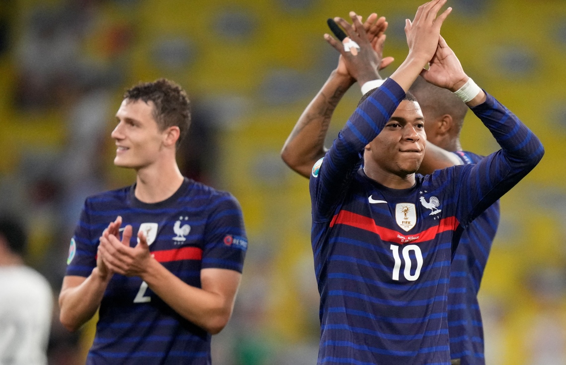 މިއުނިކް: ޖޫން 16، 2021: ޔޫރޯ 2020ގެ ގުރޫޕް އެފްގައި ފްރާންސް އާއި ޖަރުމަން ބައްދަލުކުރި މެޗު ނިންމާލުމަށްފަހު ފްރާންސްގެ ފޯވާޑް އެމްބާޕޭ ސްޕޯޓަރުންނަށް ހިނިތުންވެލަނީ: މި މެޗުގައި ޖަރުމަނު އަތުން 0-1 ން ފްރާންސް ވަނީ ކުރިހޯދާފައި.-- ފޮޓޯ: އޭއެފްޕީ