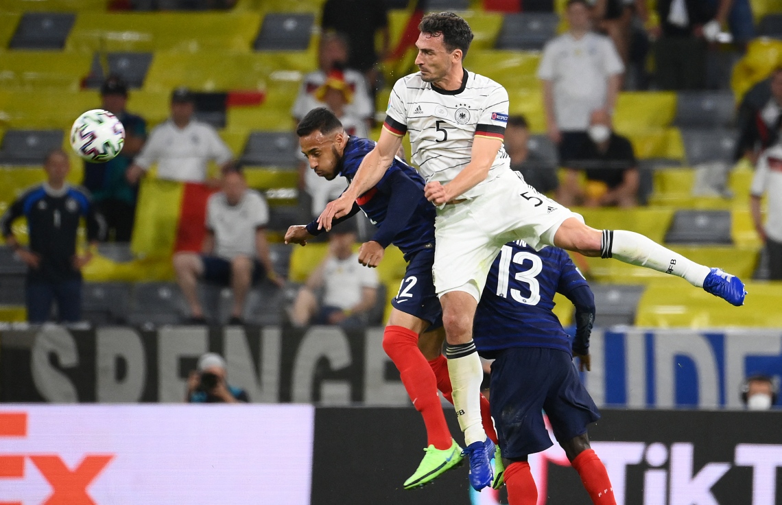 މިއުނިކް: ޖޫން 16، 2021: ޔޫރޯ 2020ގެ ގުރޫޕް އެފްގައި ފްރާންސް އާއި ޖަރުމަން ބައްދަލުކުރި މެޗުގައި ޖަރުމަނުގެ ޑިފެންޑަރު މެޓްސް ހަމެލްސް ބޮލުން ބޯޅައިގެ ޖަހަނީ: މި ޗުގައި ޖަރުމަނު އަތުން 0-1 ން ފްރާންސް ވަނީ ކުރިހޯދާފައި.-- ފޮޓޯ: އޭއެފްޕީ