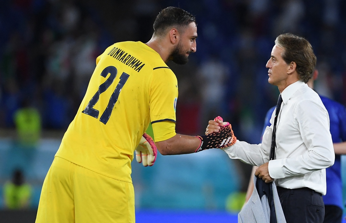 ރޯމް، އޮލިމްޕިކް ސްޓޭޑިއަމް: ޖޫން 17، 2021: ޔޫރޯ 2020ގެ ގުރޫޕް އޭގެ ސްވިޒަލޭންޑް އާއި އިޓަލީ ބައްދަލުކުރި މެޗުގައި އިޓަލީގެ ގޯލްކީޕަރު ޑޮނަރުއްމާ އާއި އެޓީމުގެ ކޯޗު ރޮބާޓޯ މަންޗިނީ މަރުހަބާ ކިޔަނީ: ސްވިޒަލޭންޑްގެ މައްޗަށް 3-0 ގެ ނަތީޖާއަކުން މޮޅުވެ، ޔޫރޯގެ ދެ ވަނަ ބުރުން އިޓަލީ ވަނީ ޖާގަ ހޯދައިފައި.-- ފޮޓޯ: އޭއެފްޕީ