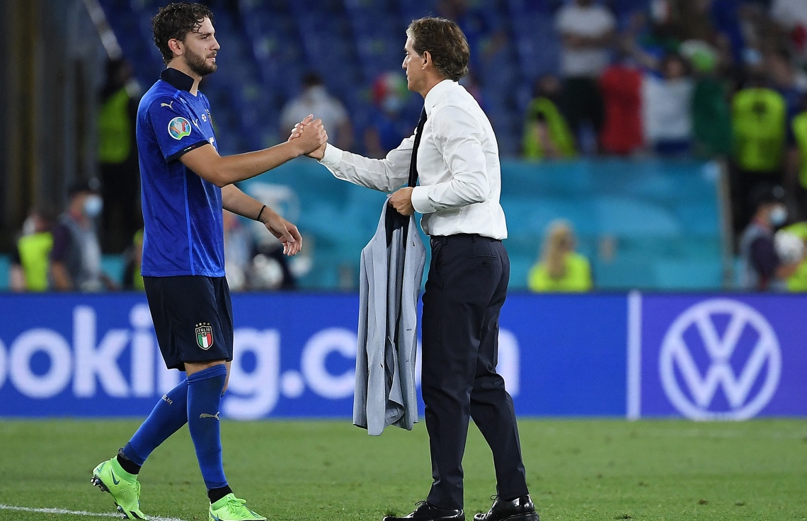 ރޯމް، އޮލިމްޕިކް ސްޓޭޑިއަމް: ޖޫން 17، 2021: ޔޫރޯ 2020ގެ ގުރޫޕް އޭގެ ސްވިޒަލޭންޑް އާއި އިޓަލީ ބައްދަލުކުރި މެޗުގައި އިޓަލީގެ ކޯޗު ރޮބާޓޯ މަންޗިނީ އާއި އިޓަލީގެ މިޑްފީލްޑަރު މެނުއަލް ލޮކަޓެލީ ސަލާމްކުރަނީ: ސްވިޒަލޭންޑްގެ މައްޗަށް 3-0 ގެ ނަތީޖާއަކުން މޮޅުވެ، ޔޫރޯގެ ދެ ވަނަ ބުރުން އިޓަލީ ވަނީ ޖާގަ ހޯދައިފައި.-- ފޮޓޯ: އޭއެފްޕީ