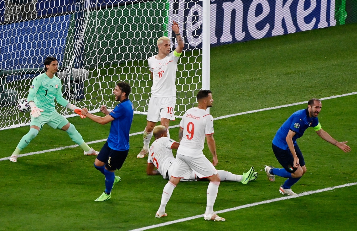 ރޯމް، އޮލިމްޕިކް ސްޓޭޑިއަމް: ޖޫން 17، 2021: ޔޫރޯ 2020ގެ ގުރޫޕް އޭގެ ސްވިޒަލޭންޑް އާއި އިޓަލީ ބައްދަލުކުރި މެޗުގައި އިޓަލީގެ ޑިފެންޑަރު ކިއެލީނީ ޖެހި ގޯލާއެކު އިޓަލީގެ ޓިމުގެ ކުޅުންތެރިން އުފާފާޅުކުރަނީ: ކިއެލީނީ އަތުގައި ބޯޅަ ޖެހުނު ކަމަށް ބަލައި ރެފްރީ ވަނީ އެއީ ލަނޑެއް ނޫން ކަމަށް ނިންމާފައި.-- ފޮޓޯ: އޭއެފްޕީ