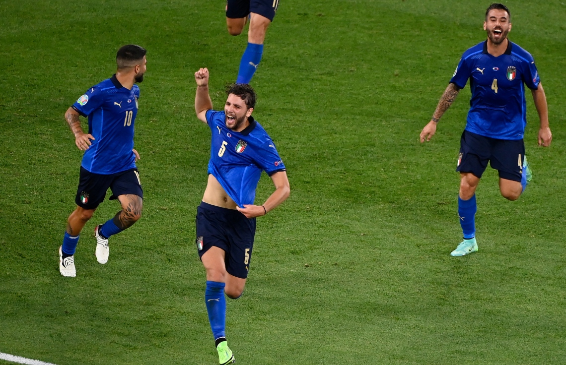 ރޯމް، އޮލިމްޕިކް ސްޓޭޑިއަމް: ޖޫން 17، 2021: ޔޫރޯ 2020ގެ ގުރޫޕް އޭގެ ސްވިޒަލޭންޑް އާއި އިޓަލީ ބައްދަލުކުރި މެޗުގައި އިޓަލީގެ މިޑްފީލްޑަރު މެނުއަލް ލޮކަޓެލީ ޖެހި ދެވަނަ ގޯލާއެކު އިޓަލީގެ ޓިމުގެ ކުޅުންތެރިން އުފާފާޅުކުރަނީ: ސްވިޒަލޭންޑްގެ މައްޗަށް 3-0 ގެ ނަތީޖާއަކުން މޮޅުވެ، ޔޫރޯގެ ދެ ވަނަ ބުރުން އިޓަލީ ވަނީ ޖާގަ ހޯދައިފައި.-- ފޮޓޯ: އޭއެފްޕީ