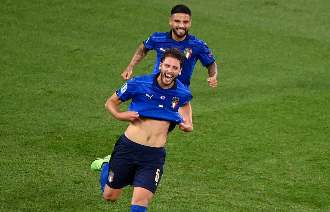 ރޯމް، އޮލިމްޕިކް ސްޓޭޑިއަމް: ޖޫން 17، 2021: ޔޫރޯ 2020ގެ ގުރޫޕް އޭގެ ސްވިޒަލޭންޑް އާއި އިޓަލީ ބައްދަލުކުރި މެޗުގައި އިޓަލީގެ މިޑްފީލްޑަރު މެނުއަލް ލޮކަޓެލީ ޖެހި ދެވަނަ ގޯލާއެކު އޭނާ އުފާފާޅުކުރަނީ: ސްވިޒަލޭންޑްގެ މައްޗަށް 3-0 ގެ ނަތީޖާއަކުން މޮޅުވެ، ޔޫރޯގެ ދެ ވަނަ ބުރުން އިޓަލީ ވަނީ ޖާގަ ހޯދައިފައި.-- ފޮޓޯ: އޭއެފްޕީ