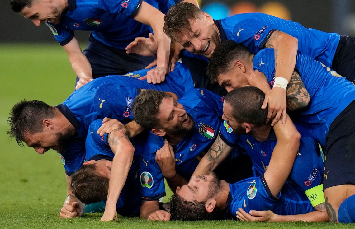 ރޯމް، އޮލިމްޕިކް ސްޓޭޑިއަމް: ޖޫން 17، 2021: ޔޫރޯ 2020ގެ ގުރޫޕް އޭގެ ސްވިޒަލޭންޑް އާއި އިޓަލީ ބައްދަލުކުރި މެޗުގައި އިޓަލީގެ މިޑްފީލްޑަރު މެނުއަލް ލޮކަޓެލީ ޖެހި ދެވަނަ ގޯލާއެކު އިޓަލީ ކުޅުންތެރިން އުފާފާޅުކުރަނީ: ސްވިޒަލޭންޑްގެ މައްޗަށް 3-0 ގެ ނަތީޖާއަކުން މޮޅުވެ، ޔޫރޯގެ ދެ ވަނަ ބުރުން އިޓަލީ ވަނީ ޖާގަ ހޯދައިފައި.-- ފޮޓޯ: އޭއެފްޕީ