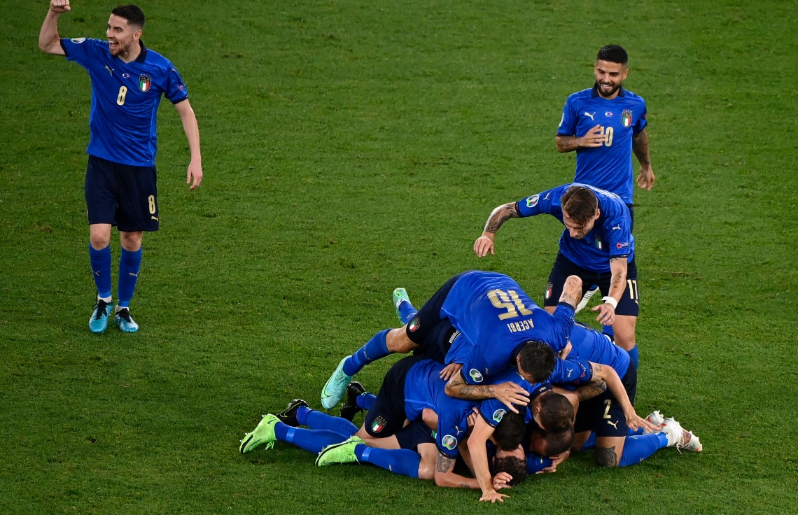 ރޯމް، އޮލިމްޕިކް ސްޓޭޑިއަމް: ޖޫން 17، 2021: ޔޫރޯ 2020ގެ ގުރޫޕް އޭގެ ސްވިޒަލޭންޑް އާއި އިޓަލީ ބައްދަލުކުރި މެޗުގައި އިޓަލީގެ މިޑްފީލްޑަރު މެނުއަލް ލޮކަޓެލީ ދެވަނަ ގޯލު ޖެހުމަށްފަހު އުފާފާޅުކުރަނީ: ސްވިޒަލޭންޑްގެ މައްޗަށް 3-0 ގެ ނަތީޖާއަކުން މޮޅުވެ، ޔޫރޯގެ ދެ ވަނަ ބުރުން އިޓަލީ ވަނީ ޖާގަ ހޯދައިފައި.-- ފޮޓޯ: އޭއެފްޕީ