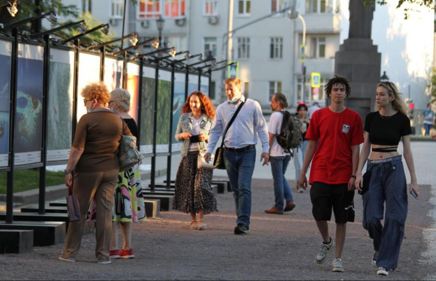 ރަޝިއާގެ މަގުތަކުގައި ރާއްޖޭގެ ފޮޓޯތައް ބަހައްޓާފައި ހުރި މަގެއްގައި ބަޔަކު ފޮޓޯތަކަށް ބަލަނީ: ރަޝިއާއަކީ ރާއްޖެއަށް އެންމެ ގިނަ ޓޫރިސްޓުން އަންނަ ގައުމު. ފޮޓޯ:އެމްއެމްޕީއާރްސީ