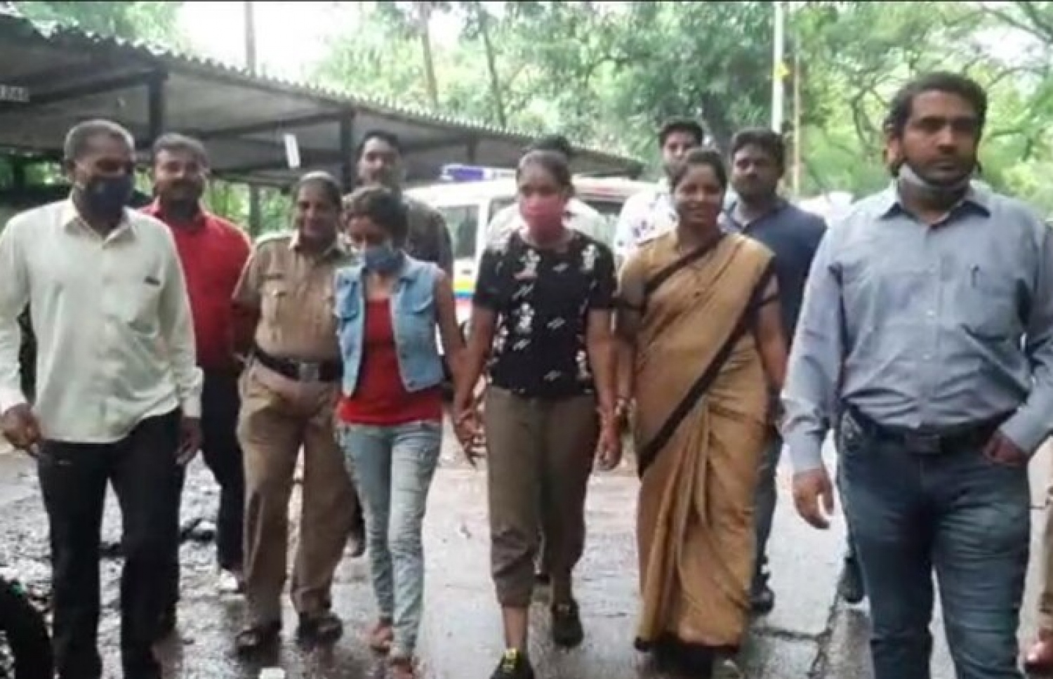 ވައްކަންކުރި ދެ ބަތަލާއިން ހައްޔަރުކޮށްގެން ގެންދަނީ.