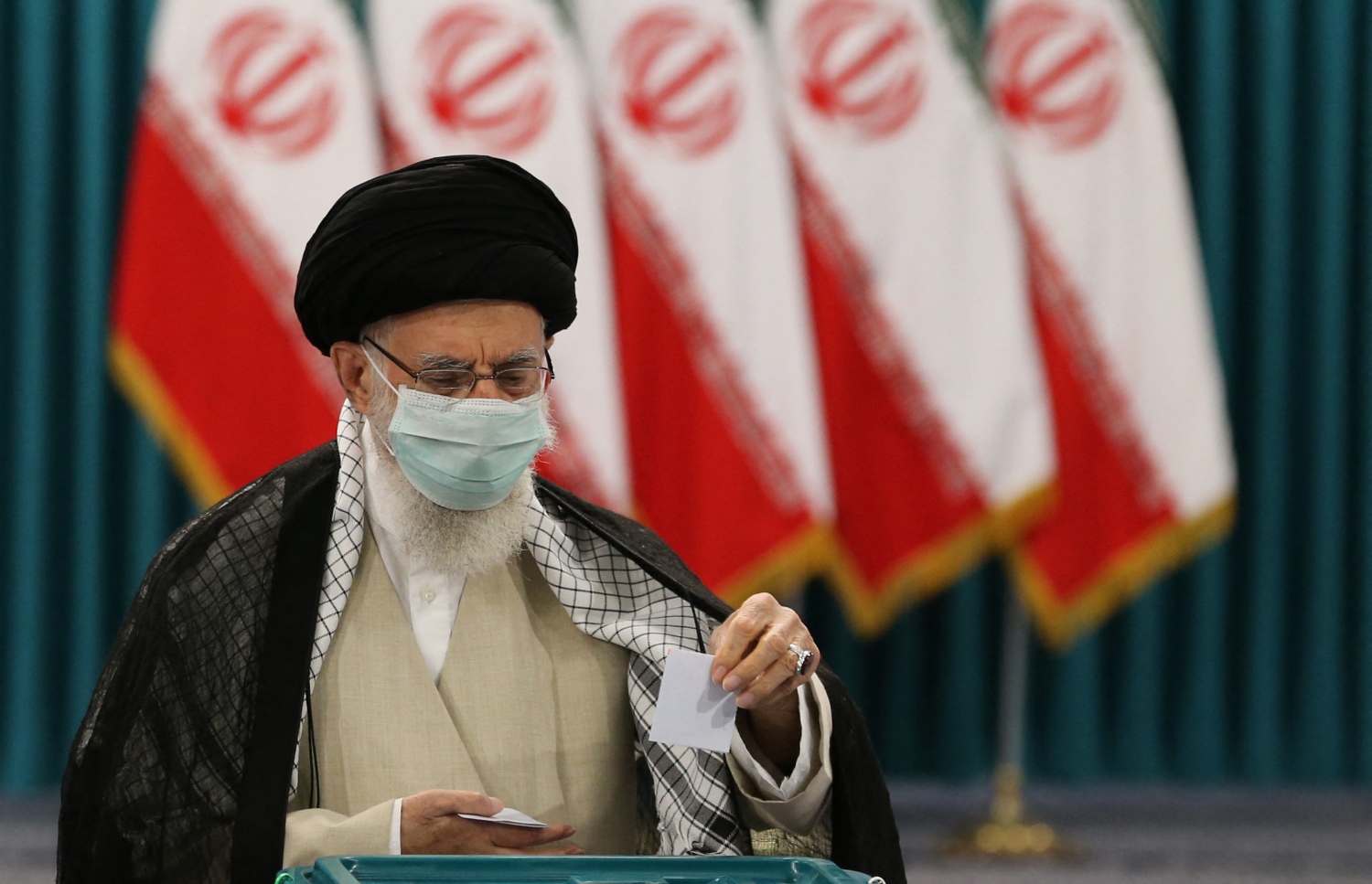 އީރާނުގެ ރޫހާނީ ލީޑަރު ޚާމަނާއީ މިއަދު ވޯޓު ދެއްވަނީ. --ފޮޓޯ:އޭއެފްޕީ