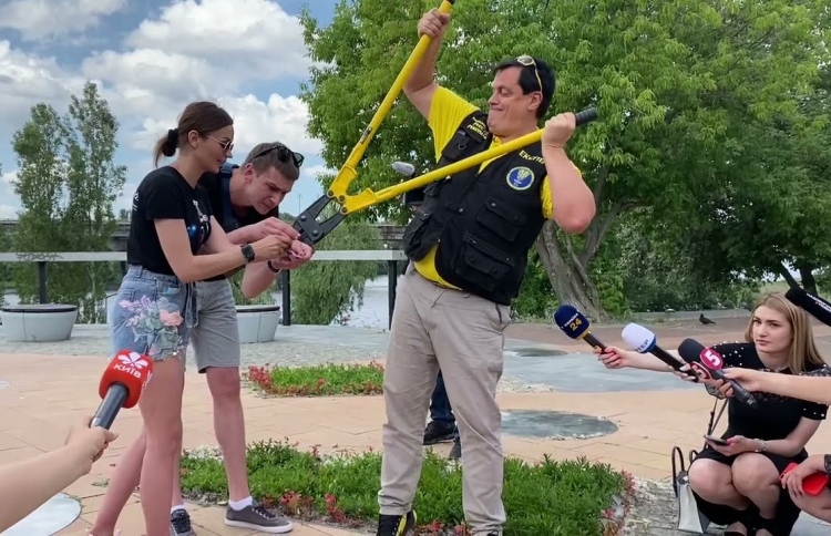 ބިޑި އަޅުވައިގެން ދެ ލޯބިވެރިން އެކުގައި ހަތަރު މަސް