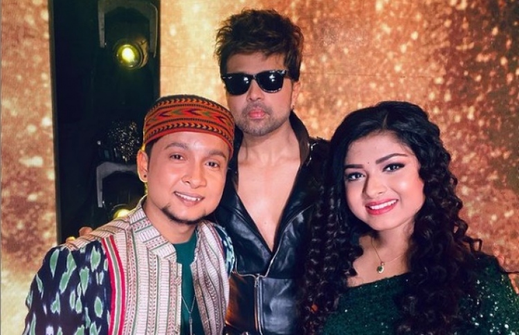 އިންޑިއަން އައިޑޮލްގެ ދެ ބައިވެރިޔަކަށް ހިމޭޝްގެ ލަވައެއް