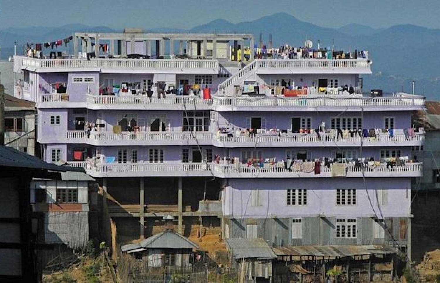 ޗާނާގެ އާއިލާ ދިރިއުޅޭ ގެ.