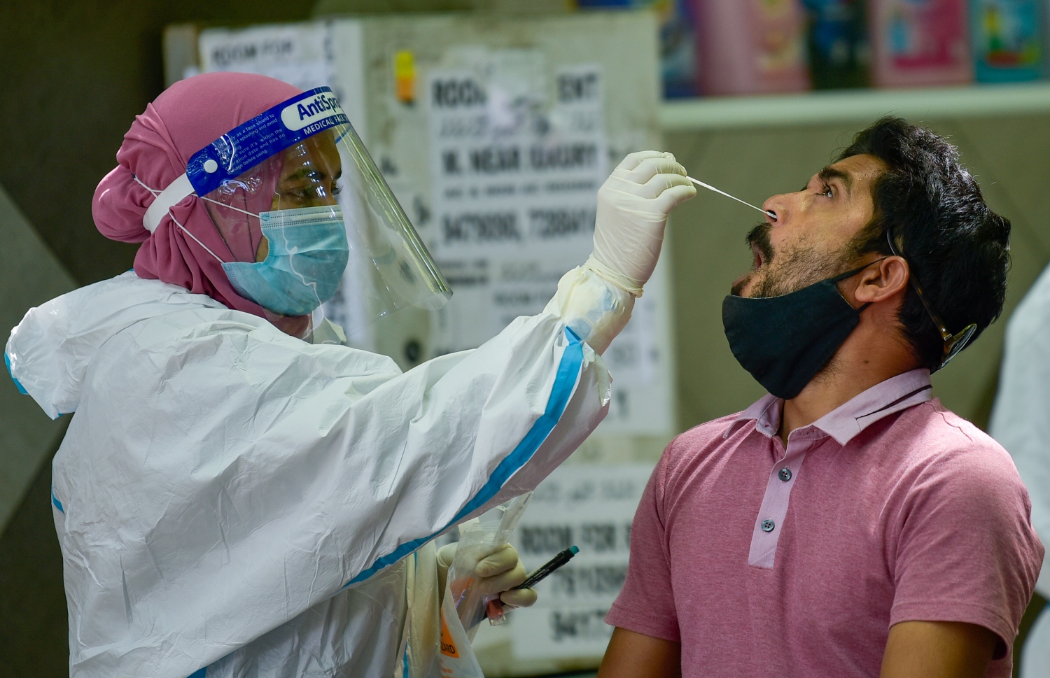 މާލޭގައި ކޮވިޑަށް ޓެސްޓްކުުރުމަށް ރޭންޑަމް ސާމްޕަލް ނަގަނީ.-- ފޮޓޯ:އަހުމަދު އަވްޝަން/މިހާރު