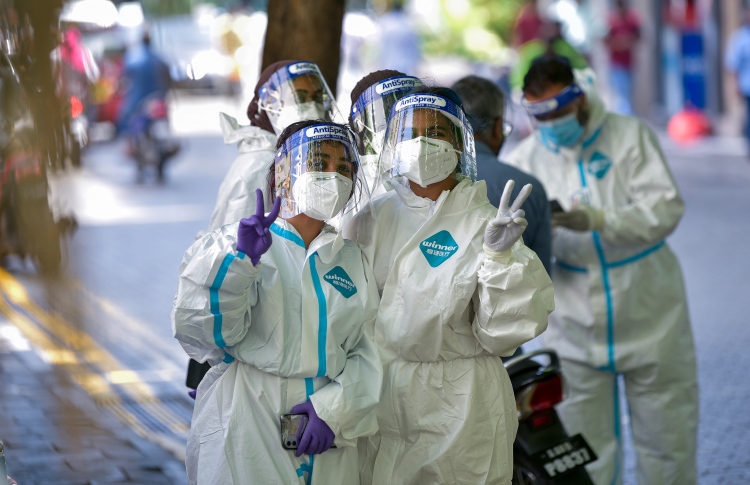 ސިންގަޕޫރުން ދެން ބަލާނީ ކޮވިޑަކީ އާންމު ރޯގާއަކަށް