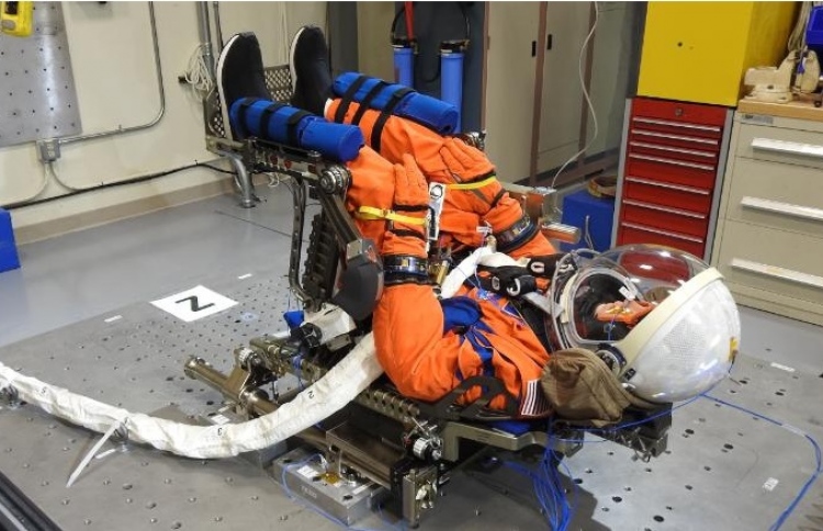 ހަނދަށް ފޮނުވާ ބުދަށް ކިޔާނެ ނަމެއް ހޮވަނީ