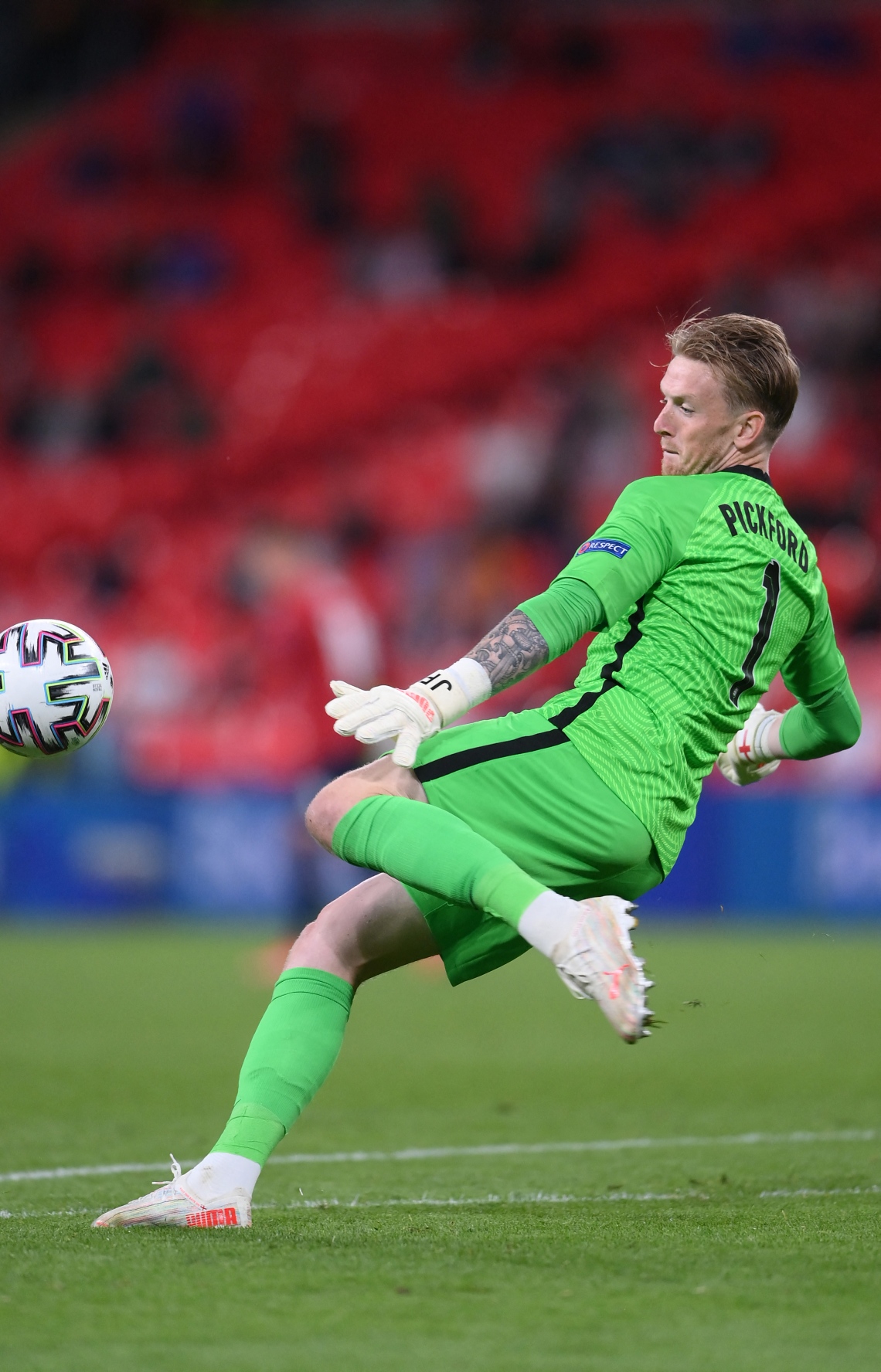 ލަންޑަން، ވެމްބަލީ ސްޓޭޑިއަމް: ޖޫން 23، 2021: ޔޫރޯ 2020ގެ ގުރޫޕް ޑީގެ އިންގްލޭންޑް އާއި ޗެކް ރިޕަބްލިކް ބައްދަލުކުރި މެޗުގައި އިންގްލޭންޑުގެ ގޯލްކީޕަރު ޕިކްފޯޑް ފައިން ބޯޅައިގައި ޖަހަނީ: ޗެކް ރިޕަބްލިކްގެ މައްޗަށް 1-0 ގެ ނަތީޖާ އަކުން އިންގްލޭންޑް ވަނީ ކާމިޔާބު ހޯދާފައި.-- ފޮޓޯ: އޭއެފްޕީ