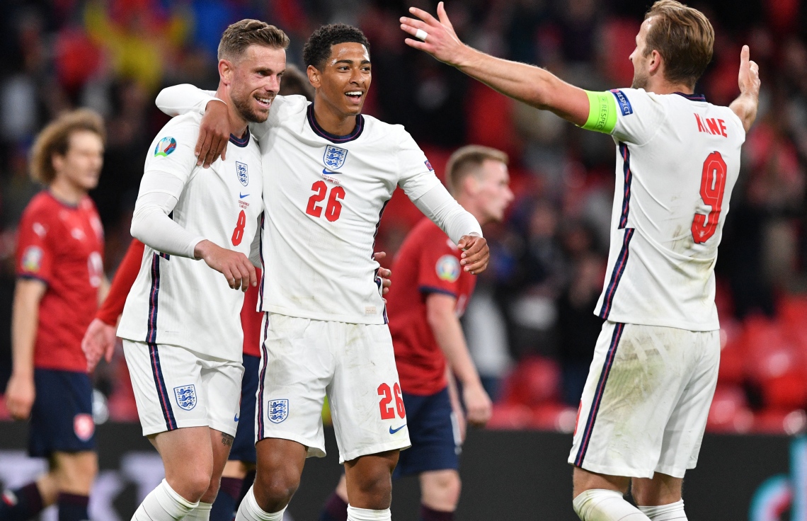 ލަންޑަން، ވެމްބަލީ ސްޓޭޑިއަމް: ޖޫން 23، 2021: ޔޫރޯ 2020ގެ ގުރޫޕް ޑީގެ އިންގްލޭންޑް އާއި ޗެކް ރިޕަބްލިކް ބައްދަލުކުރި މެޗު ނިންމާލުމަށްފަހު އިންގްލޭންޑު ޓީމުގެ ކުޅުންތެރިން އުފާފާޅުކުރަނީ: ޗެކް ރިޕަބްލިކްގެ މައްޗަށް 1-0 ގެ ނަތީޖާ އަކުން އިންގްލޭންޑް ވަނީ ކާމިޔާބު ހޯދާފައި.-- ފޮޓޯ: އޭއެފްޕީ