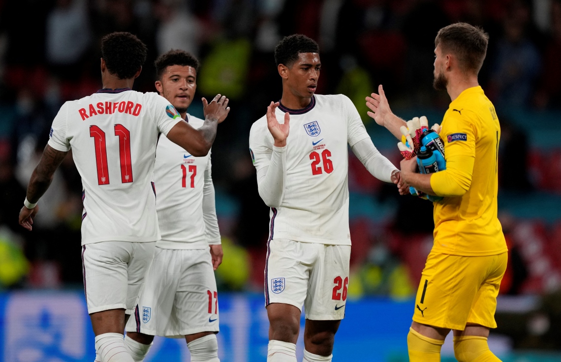 ލަންޑަން، ވެމްބަލީ ސްޓޭޑިއަމް: ޖޫން 23، 2021: ޔޫރޯ 2020ގެ ގުރޫޕް ޑީގެ އިންގްލޭންޑް އާއި ޗެކް ރިޕަބްލިކް ބައްދަލުކުރި މެޗު ނިންމާލުމަށްފަހު އިންގްލޭންޑު މިޑްފީލްޑަރު ޖޫދް ބެލިންހަމް، ޗެކް ރިޕަބްލިކްގެ ގޯލްކީޕަރާއި ސަލާމް ކުރަނީ: ޗެކް ރިޕަބްލިކްގެ މައްޗަށް 1-0 ގެ ނަތީޖާ އަކުން އިންގްލޭންޑް ވަނީ ކާމިޔާބު ހޯދާފައި.-- ފޮޓޯ: އޭއެފްޕީ