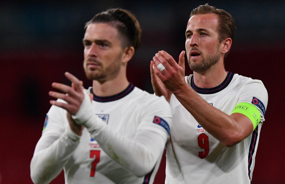 ލަންޑަން، ވެމްބަލީ ސްޓޭޑިއަމް: ޖޫން 23، 2021: ޔޫރޯ 2020ގެ ގުރޫޕް ޑީގެ އިންގްލޭންޑް އާއި ޗެކް ރިޕަބްލިކް ބައްދަލުކުރި މެޗު ނިންމާލުމަށްފަހު އިންގްލޭންޑު ފޯވާޑު ހެރީ ކޭން އަދި އެޓީމުގެ މިޑްފީލްޑަރު ޖެކް ގްރިލިޝް އުފާފާޅުކުރަނީ: ޗެކް ރިޕަބްލިކްގެ މައްޗަށް 1-0 ގެ ނަތީޖާ އަކުން އިންގްލޭންޑް ވަނީ ކާމިޔާބު ހޯދާފައި.-- ފޮޓޯ: އޭއެފްޕީ