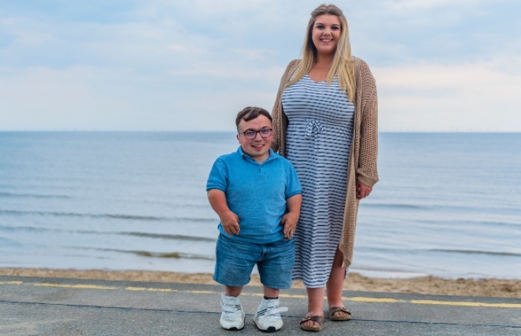 އިސްކޮޅުގެ ފަރަގު ބޮޑު، ދިރިއުޅުމުގައި ތަފާތެއް ނެތް