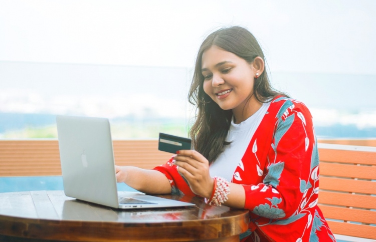 ކާޑުތަކުގެ ޑޮލަރު ލިމިޓު 90 ޕަސެންޓަށް ކުޑަކުރަނީ