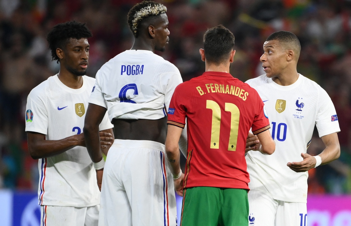 ބުޑަޕެސްޓް: ޖޫން 24، 2021: ޔޫރޯ 2020ގެ ގްރޫޕް އީގެ ފްރާންސް އާއި ޕޯޗުގަލް ބައްދަލުކުރި މެޗު ނިންމާލުމަށްފަހު ފްރާންސްގެ ފޯވާޑް އެމްބާޕޭ އާއި އެ ޓީމުގެ ޕޯލް ޕޮގްބާ ވާހަކަ ދައްކަނީ: ފްރާންސްގެ މައްޗަށް 2-2 ގެ ނަތީޖާ އަކުން އެއްވަރުކޮށް ޕޯޗްގަލް ވަނީ ދެވަނަ ބުރަށް ދަތުރު ކޮށްފައި.-- ފޮޓޯ: އޭއެފްޕީ