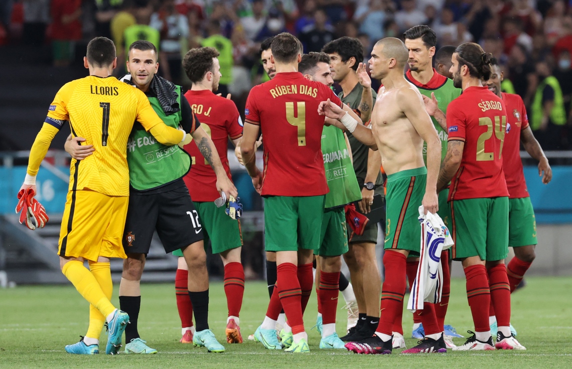 ބުޑަޕެސްޓް: ޖޫން 24، 2021: ޔޫރޯ 2020ގެ ފްރާންސް އާއި ޕޯޗުގަލް ބައްދަލުކުރި މެޗު ނިންމާލުމަށްފަހު ފްރާންސްގެ ގޯލްކީޕަރު ހޫގޯ ލޯރިސް ޕޯޗުގަލްގެ ކުޅުންތެރިންނާ ސަލާމް ކުރަނީ: ފްރާންސްގެ މައްޗަށް 2-2 ގެ ނަތީޖާ އަކުން އެއްވަރުކޮށް ޕޯޗްގަލް ވަނީ ދެވަނަ ބުރަށް ދަތުރު ކޮށްފައި.-- ފޮޓޯ: އޭއެފްޕީ