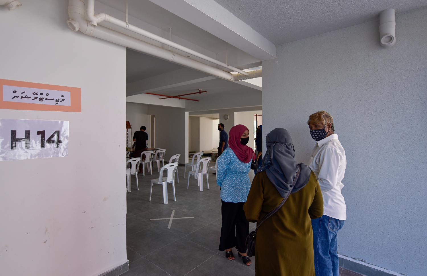 ހިޔާ ފްލެޓު ލިބުނު ބަޔަކު އެތަންތަން ބެލުމަށް ފްލެޓެއްގެ ތެރޭގައި މަޑުކޮށްލައިގެން.-- ފޮޓޯ: އަހުމަދު އަވްޝަން/ މިހާރު